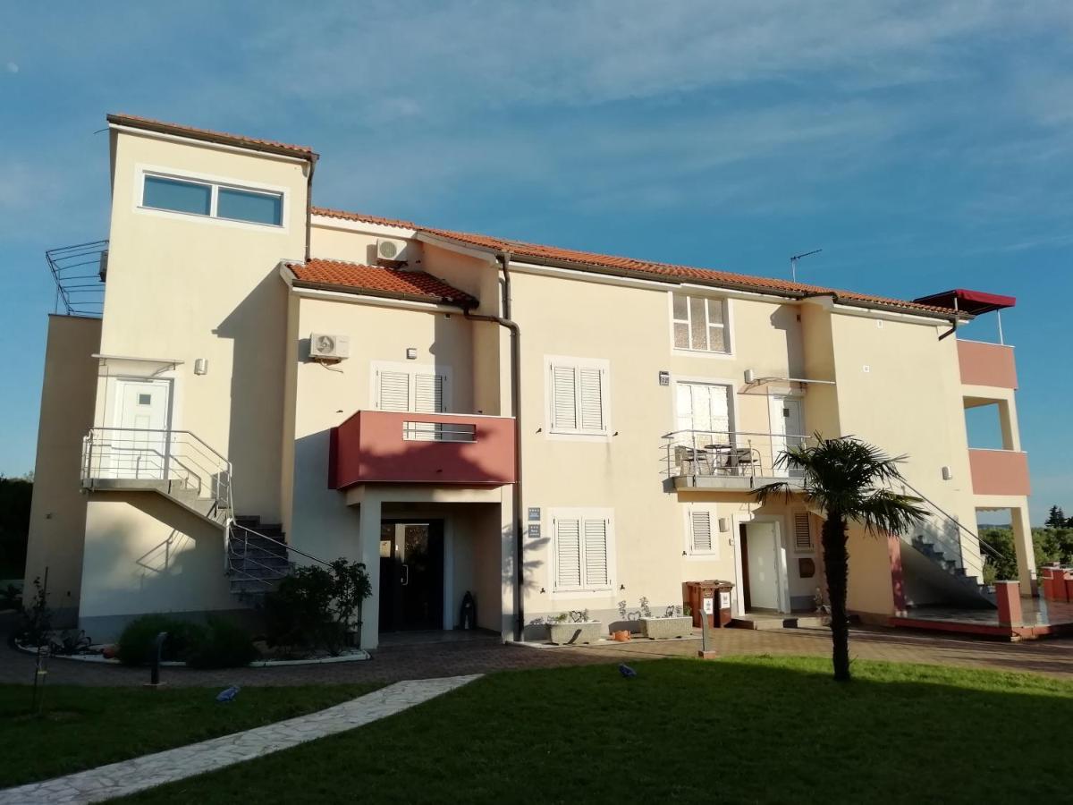Villa „Drei Palmen“ Sveti Filip i Jakov Exteriör bild
