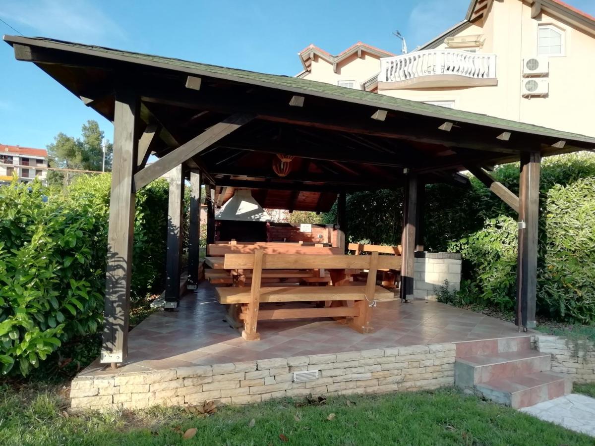 Villa „Drei Palmen“ Sveti Filip i Jakov Exteriör bild
